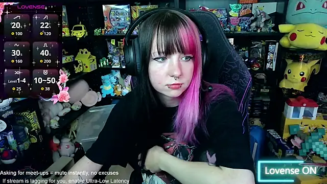 Snapshot of CutieTracer chatting on June 2026 04:08:02 PM CutieTracer online show from June 2026 04:08:02 PM