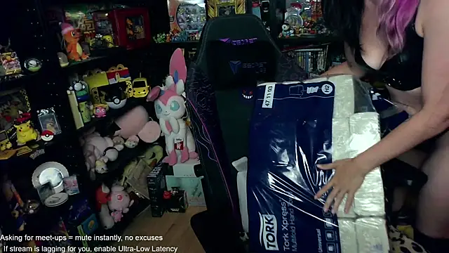 Snapshot of CutieTracer chatting on June 2026 08:09:01 PM CutieTracer online show from June 2026 08:09:01 PM