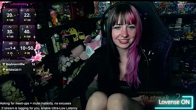 Snapshot of CutieTracer chatting on June 2026 09:45:02 PM CutieTracer online show from June 2026 09:45:02 PM
