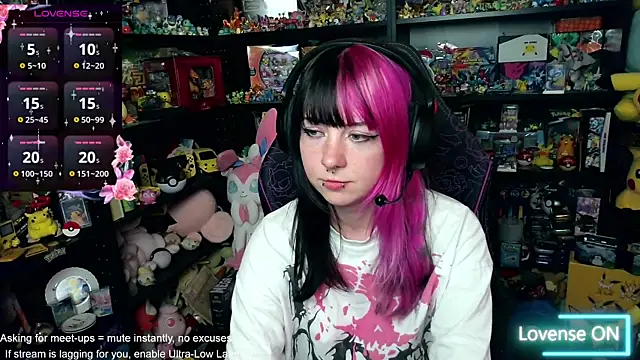 Snapshot of CutieTracer chatting on June 2026 07:11:01 PM CutieTracer online show from June 2026 07:11:01 PM