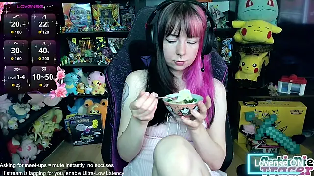 Snapshot of CutieTracer chatting on June 2026 11:48:01 AM CutieTracer online show from June 2026 11:48:01 AM