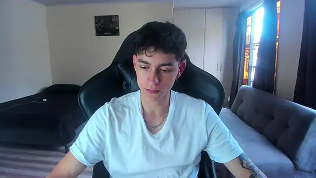 Luke Chill online show from April 2026 09:32:01 PM