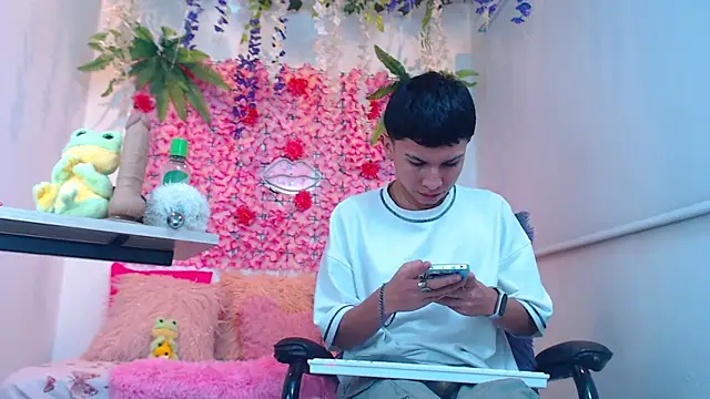 Thiagorincon22 online show from April 2026 06:25:02 PM