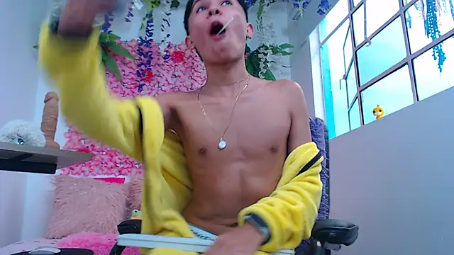 Thiagorincon22 online show from March 2026 09:28:01 PM