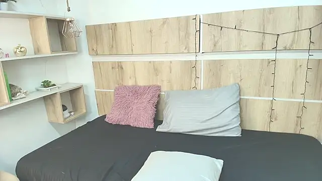 Selene  Luna online show from April 2026 12:23:01 AM