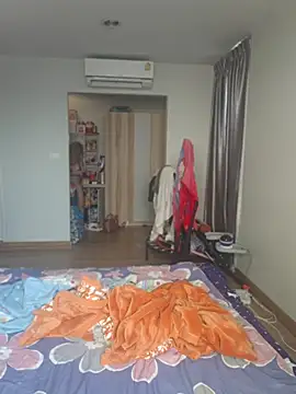 XRasee online show from May 2026 03:32:01 AM