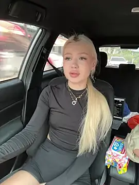 Kiss Auroraa online show from April 2026 04:03:01 AM