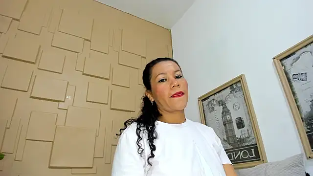 AkyraEbonyy online show from April 2026 02:10:01 PM