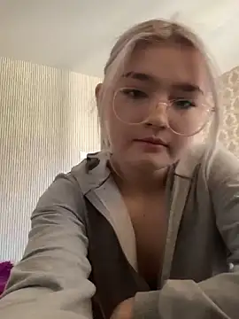 Snapshot of KimCarr chatting on April 2026 12:01:01 PM KimCarr online show from April 2026 12:01:01 PM