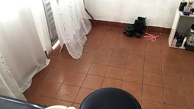 petitecurlybrunette online show from April 2026 01:23:02 PM