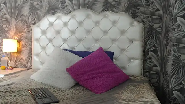 ViviJones online show from June 2026 07:33:01 PM