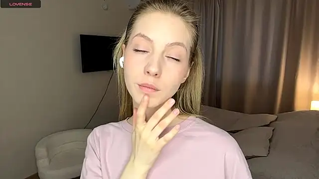 SofiaVelour online show from April 2026 01:18:01 PM