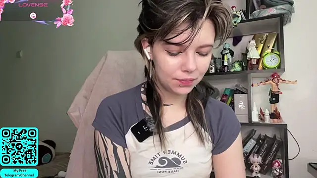 Snapshot of MadalynNosel chatting on June 2026 07:09:01 AM MadalynNosel online show from June 2026 07:09:01 AM