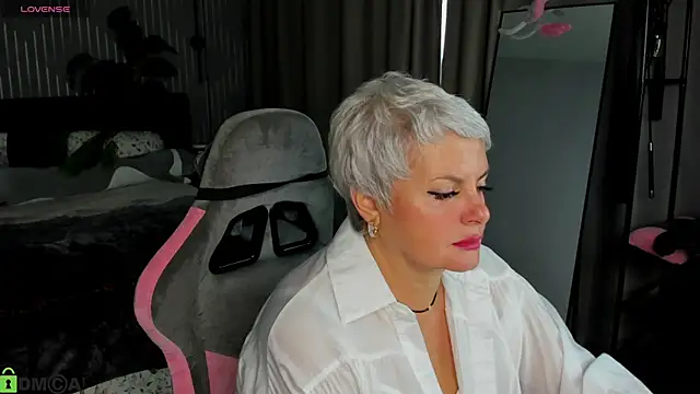 Linda Zef1r online show from May 2026 01:11:02 AM