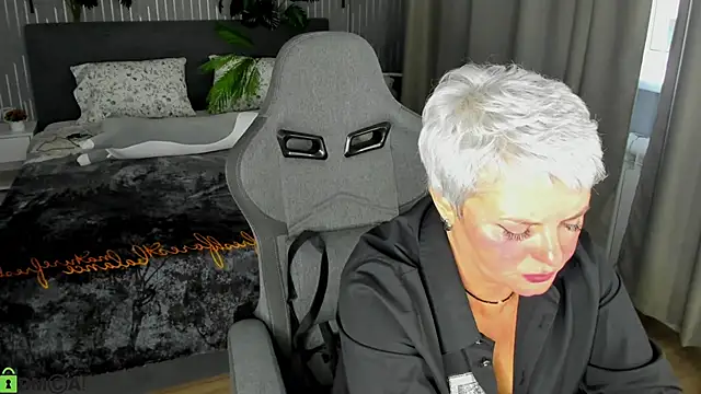 Linda Zef1r online show from May 2026 01:31:02 AM