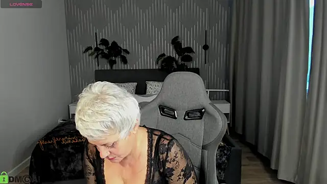 Linda Zef1r online show from May 2026 09:39:01 AM