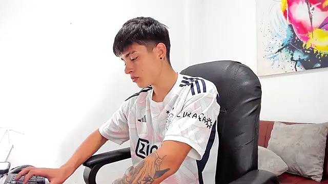 Snapshot of Thebestboyhot chatting on April 2026 06:19:01 AM Thebestboyhot online show from April 2026 06:19:01 AM