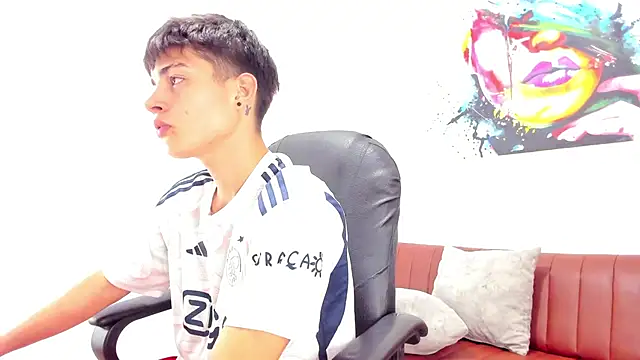 Snapshot of Thebestboyhot chatting on April 2026 05:20:02 AM Thebestboyhot online show from April 2026 05:20:02 AM