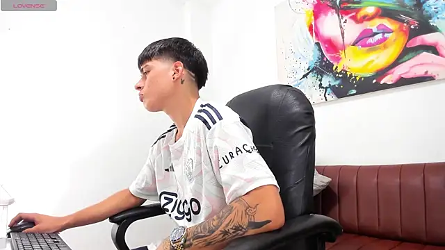 Snapshot of Thebestboyhot chatting on April 2026 06:14:01 AM Thebestboyhot online show from April 2026 06:14:01 AM