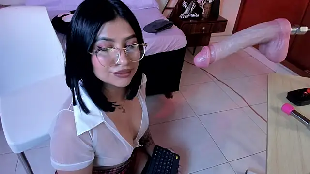 zaraywhitmore online show from April 2026 06:20:02 PM