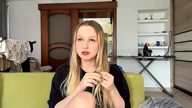 Snapshot of ElvieTribou chatting on April 2026 08:07:02 AM ElvieTribou online show from April 2026 08:07:02 AM