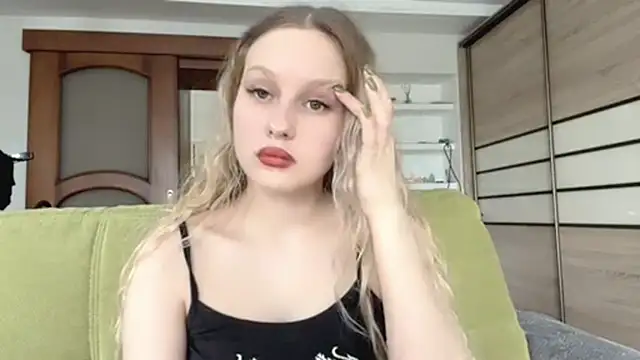 Snapshot of ElvieTribou chatting on April 2026 09:32:01 AM ElvieTribou online show from April 2026 09:32:01 AM