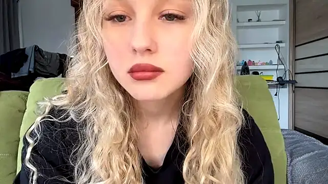 Snapshot of ElvieTribou chatting on April 2026 08:09:01 AM ElvieTribou online show from April 2026 08:09:01 AM