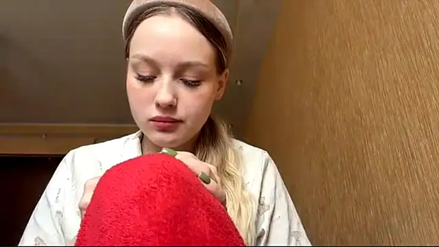 Snapshot of ElvieTribou chatting on April 2026 08:16:01 AM ElvieTribou online show from April 2026 08:16:01 AM