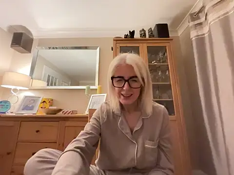Laylaskyexx online show from April 2026 09:43:02 PM