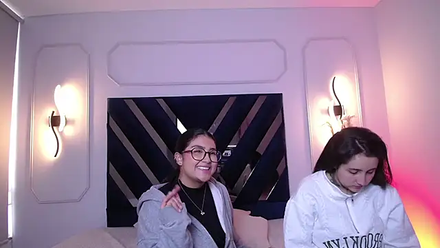 Elisa n Emma online show from April 2026 01:15:01 PM