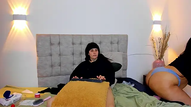 Elisa n Emma online show from April 2026 01:01:01 AM