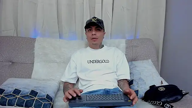 Snapshot of Charlie_Foxie chatting on April 2026 06:53:01 PM Charlie Foxie online show from April 2026 06:53:01 PM