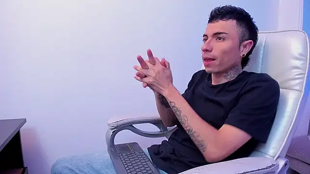 Snapshot of Charlie_Foxie chatting on April 2026 02:16:01 AM Charlie Foxie online show from April 2026 02:16:01 AM