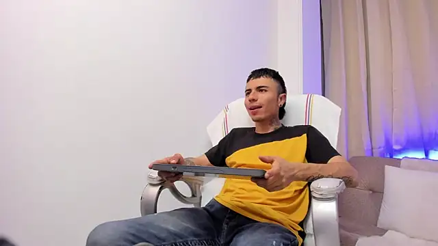 Snapshot of Charlie_Foxie chatting on April 2026 03:35:01 AM Charlie Foxie online show from April 2026 03:35:01 AM