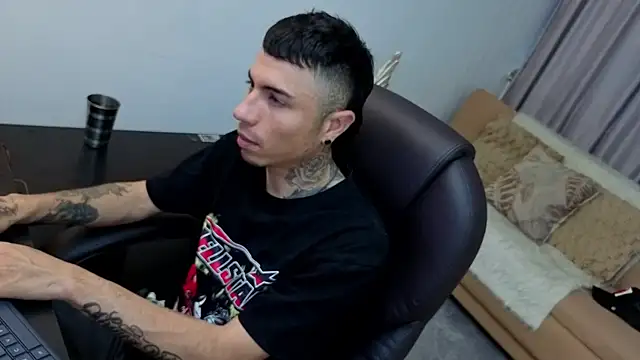 Snapshot of Charlie_Foxie chatting on April 2026 08:04:01 PM Charlie Foxie online show from April 2026 08:04:01 PM