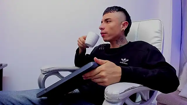 Snapshot of Charlie_Foxie chatting on April 2026 01:55:02 AM Charlie Foxie online show from April 2026 01:55:02 AM