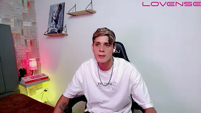 flaquito    online show from April 2026 08:32:01 PM