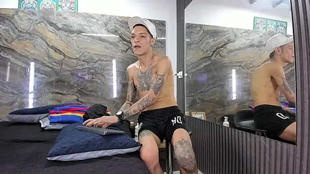 logan-wollf online show from April 2026 07:38:02 PM