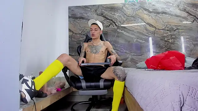 logan-wollf online show from April 2026 07:40:02 PM