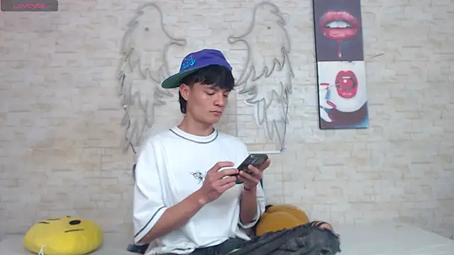 Alex latino  online show from April 2026 10:44:01 PM