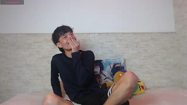 Alex latino  online show from April 2026 07:20:01 PM