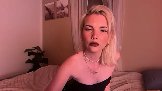 Foxy  Bite online show from April 2026 08:15:01 PM