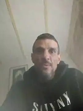 Snapshot of Guillelp chatting on May 2026 05:45:02 AM Guillelp online show from May 2026 05:45:02 AM