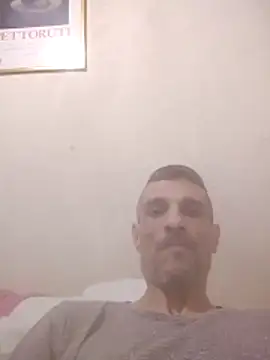 Snapshot of Guillelp chatting on June 2026 12:32:02 AM Guillelp online show from June 2026 12:32:02 AM