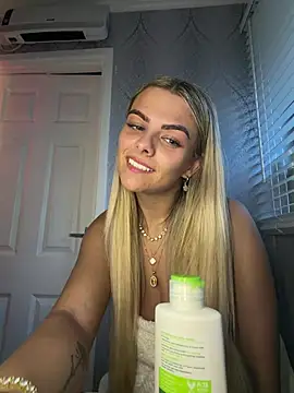 Snapshot of Alysse chatting on April 2026 06:58:02 PM Alysse online show from April 2026 06:58:02 PM