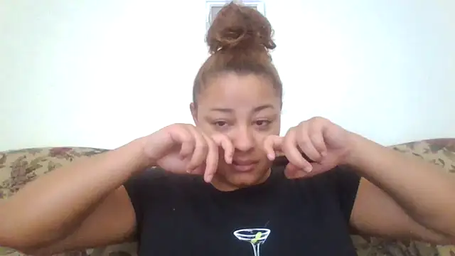 Snapshot of madzbailey chatting on June 2026 03:35:02 PM madzbailey online show from June 2026 03:35:02 PM