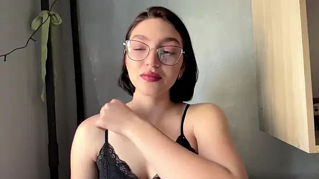 Snapshot of SinfulStarlight chatting on April 2026 05:25:01 AM SinfulStarlight online show from April 2026 05:25:01 AM