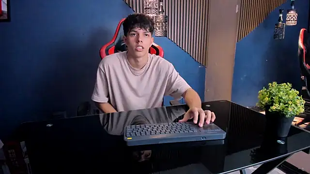 Snapshot of DamiaanXx chatting on April 2026 01:06:02 PM DamiaanXx online show from April 2026 01:06:02 PM