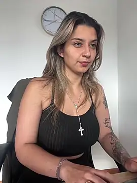 Isabella varella- online show from April 2026 01:02:01 PM