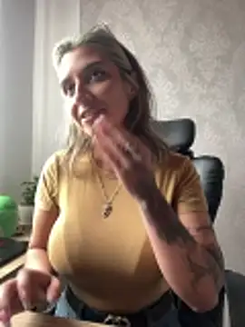 Snapshot of Isabella_varella- chatting on June 2026 04:57:02 PM Isabella varella- online show from June 2026 04:57:02 PM
